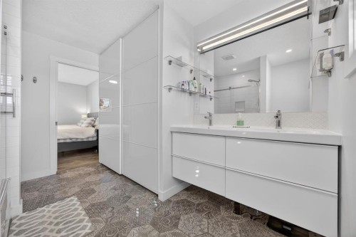 208 78 Avenue Se, Calgary, AB - Indoor Photo Showing Bathroom