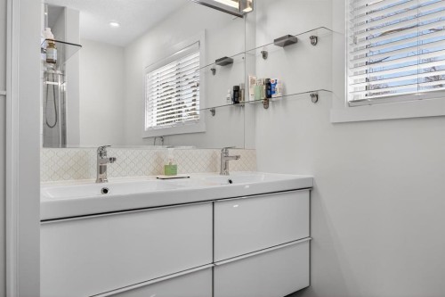 208 78 Avenue Se, Calgary, AB - Indoor Photo Showing Bathroom
