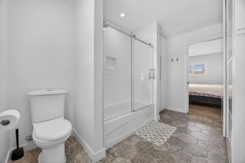 208 78 Avenue Se, Calgary, AB - Indoor Photo Showing Bathroom