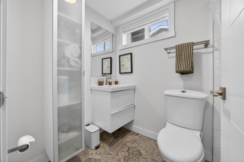 208 78 Avenue Se, Calgary, AB - Indoor Photo Showing Bathroom
