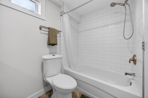 208 78 Avenue Se, Calgary, AB - Indoor Photo Showing Bathroom