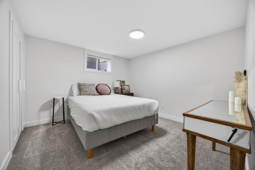 208 78 Avenue Se, Calgary, AB - Indoor Photo Showing Bedroom