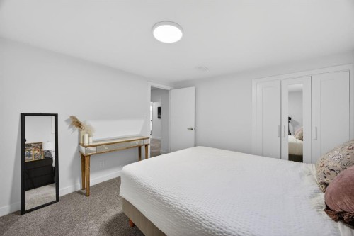 208 78 Avenue Se, Calgary, AB - Indoor Photo Showing Bedroom