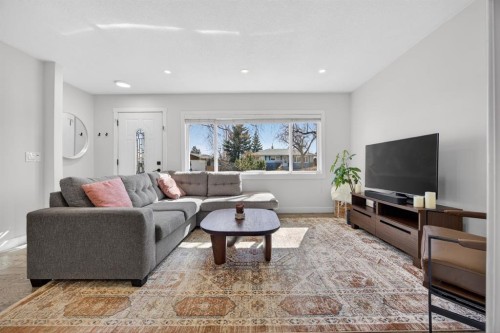 208 78 Avenue Se, Calgary, AB - Indoor Photo Showing Living Room