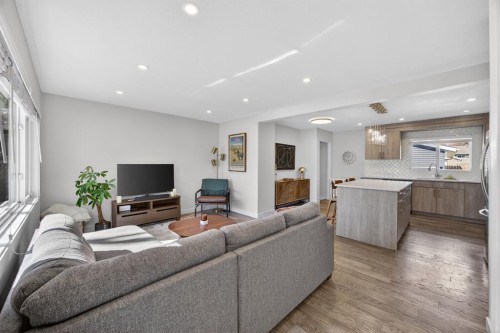 208 78 Avenue Se, Calgary, AB - Indoor Photo Showing Living Room