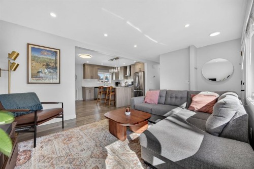 208 78 Avenue Se, Calgary, AB - Indoor Photo Showing Living Room