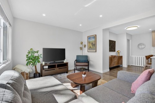 208 78 Avenue Se, Calgary, AB - Indoor Photo Showing Living Room