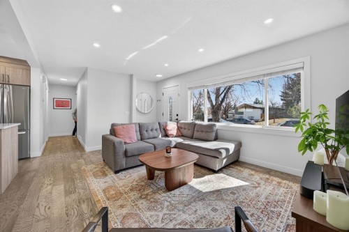 208 78 Avenue Se, Calgary, AB - Indoor Photo Showing Living Room