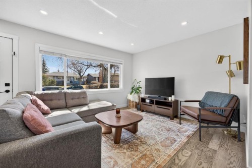 208 78 Avenue Se, Calgary, AB - Indoor Photo Showing Living Room