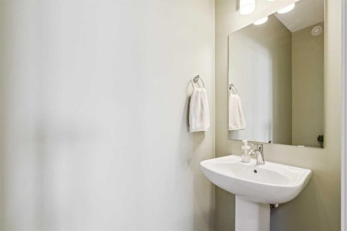 150 Lucas Close Nw, Calgary, AB - Indoor Photo Showing Bathroom