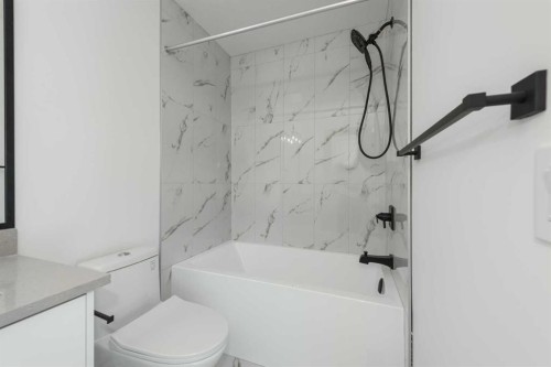 43 Saddlecrest Link Ne, Calgary, AB - Indoor Photo Showing Bathroom