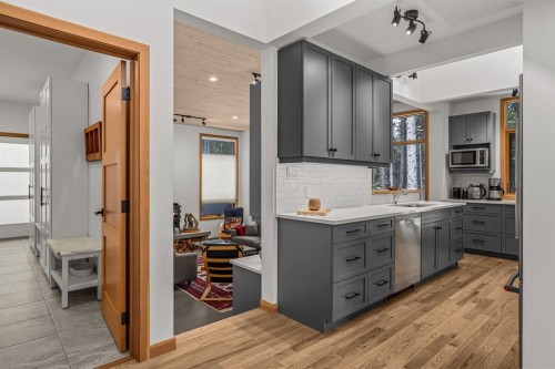 18 Pinewood Crescent, Canmore, AB - Indoor Photo Showing Kitchen