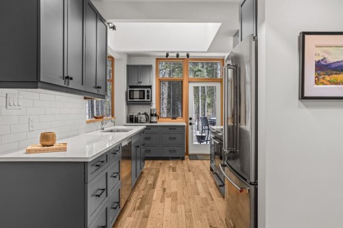 18 Pinewood Crescent, Canmore, AB - Indoor Photo Showing Kitchen With Upgraded Kitchen