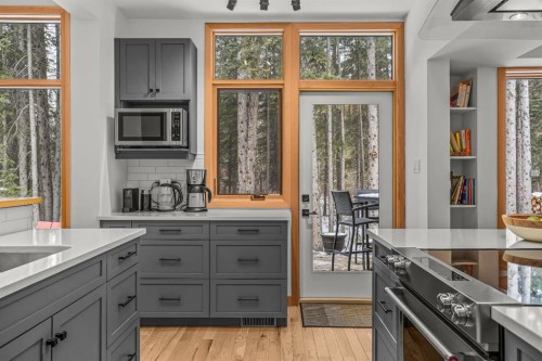 18 Pinewood Crescent, Canmore, AB - Indoor Photo Showing Kitchen