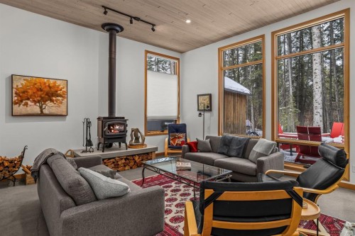 18 Pinewood Crescent, Canmore, AB - Indoor Photo Showing Living Room