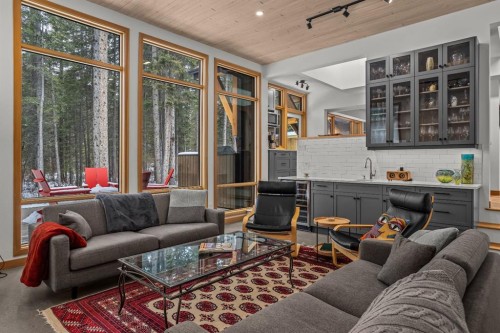 18 Pinewood Crescent, Canmore, AB - Indoor Photo Showing Living Room