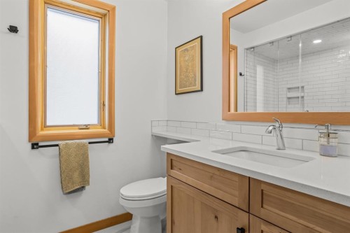 18 Pinewood Crescent, Canmore, AB - Indoor Photo Showing Bathroom