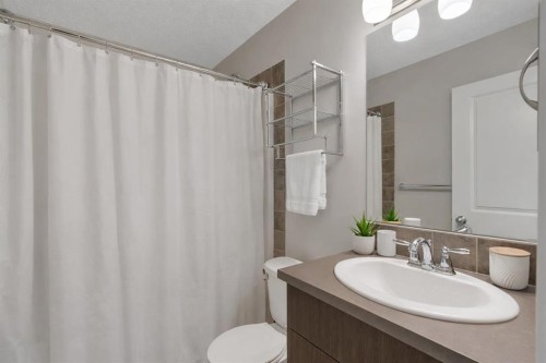 124 Panamount Way Nw, Calgary, AB - Indoor Photo Showing Bathroom
