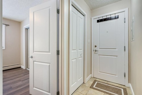 101-922 19 Avenue Sw, Calgary, AB - Indoor Photo Showing Other Room