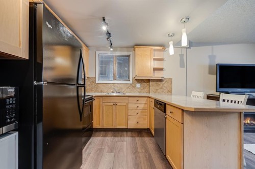 101-922 19 Avenue Sw, Calgary, AB - Indoor Photo Showing Kitchen