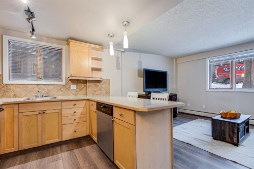 101-922 19 Avenue Sw, Calgary, AB - Indoor Photo Showing Kitchen