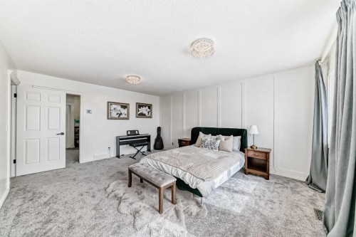 40 Christie Cairn Square Sw, Calgary, AB - Indoor Photo Showing Bedroom