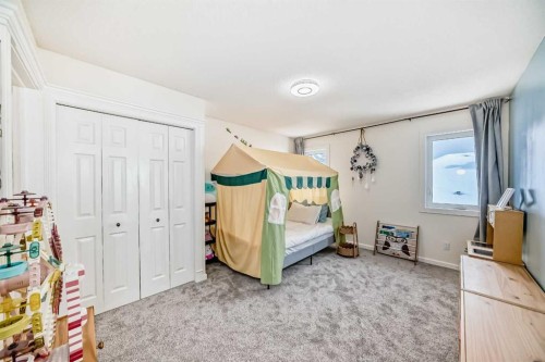 40 Christie Cairn Square Sw, Calgary, AB - Indoor Photo Showing Bedroom