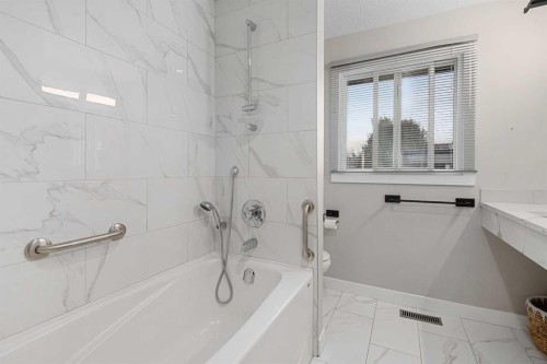 5689 Brenner Crescent Nw, Calgary, AB - Indoor Photo Showing Bathroom