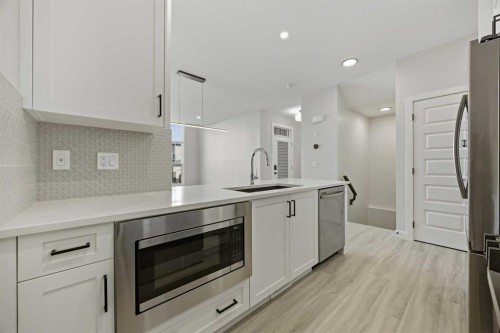 1047 Bayview Crescent, Airdrie, AB - Indoor Photo Showing Kitchen With Upgraded Kitchen