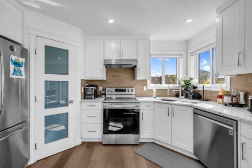 80 Canoe Square Sw, Airdrie, AB - Indoor Photo Showing Kitchen