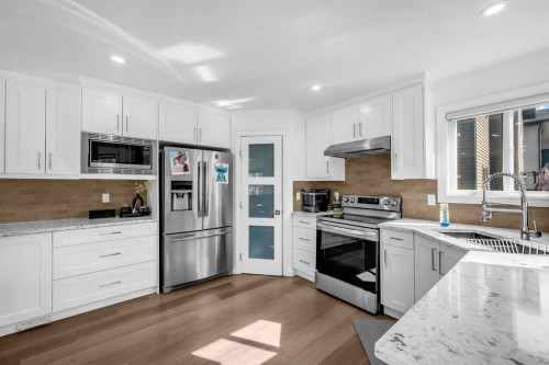80 Canoe Square Sw, Airdrie, AB - Indoor Photo Showing Kitchen