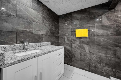 80 Canoe Square Sw, Airdrie, AB - Indoor Photo Showing Bathroom