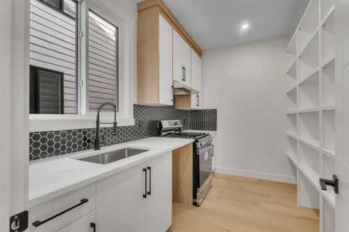 18 South Shore Road, Chestermere, AB - Indoor Photo Showing Kitchen