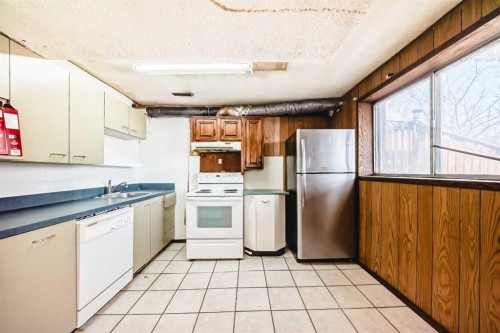 2610 Dover Ridge Drive Se, Calgary, AB - Indoor Photo Showing Kitchen