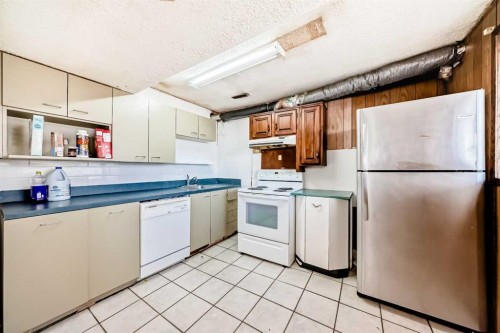 2610 Dover Ridge Drive Se, Calgary, AB - Indoor Photo Showing Kitchen