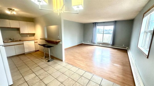 8-6203 Bowness Road Nw, Calgary, AB - Indoor Photo Showing Kitchen