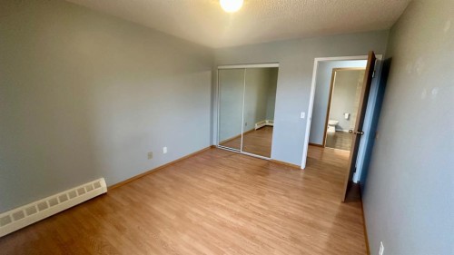 8-6203 Bowness Road Nw, Calgary, AB - Indoor Photo Showing Other Room