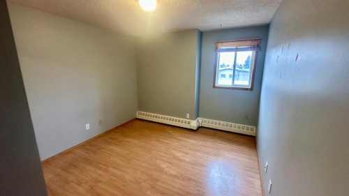 8-6203 Bowness Road Nw, Calgary, AB - Indoor Photo Showing Other Room