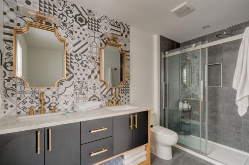1804 20 Avenue, Calgary, AB - Indoor Photo Showing Bathroom