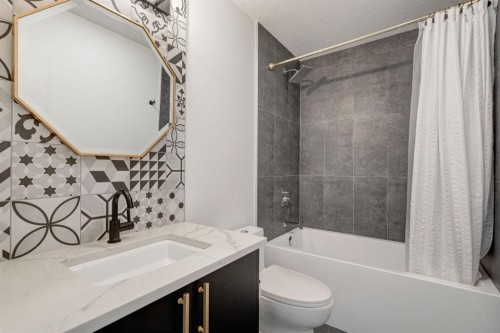 1804 20 Avenue, Calgary, AB - Indoor Photo Showing Bathroom