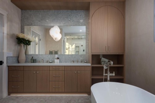 2945 Toronto Crescent Nw, Calgary, AB - Indoor Photo Showing Bathroom