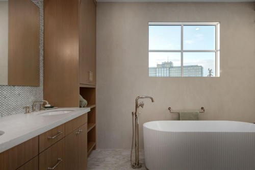 2945 Toronto Crescent Nw, Calgary, AB - Indoor Photo Showing Bathroom