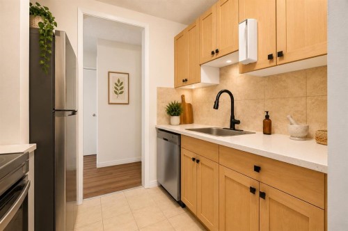 101-2111 14 Street, Calgary, AB - Indoor Photo Showing Kitchen