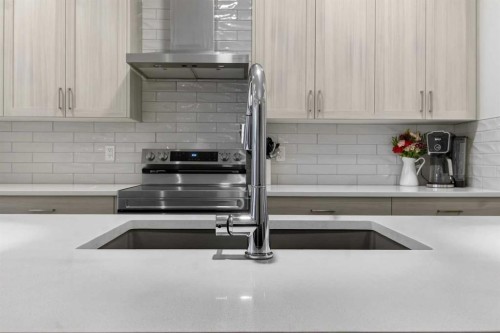 321 Magnolia Way Se, Calgary, AB - Indoor Photo Showing Kitchen