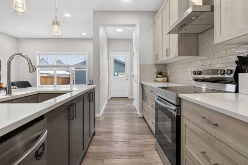 321 Magnolia Way Se, Calgary, AB - Indoor Photo Showing Kitchen With Upgraded Kitchen