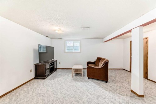 164 Rundlefield Crescent Ne, Calgary, AB - Indoor Photo Showing Other Room