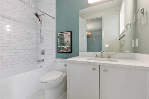 356 Greenwich Drive Nw, Calgary, AB - Indoor Photo Showing Bathroom