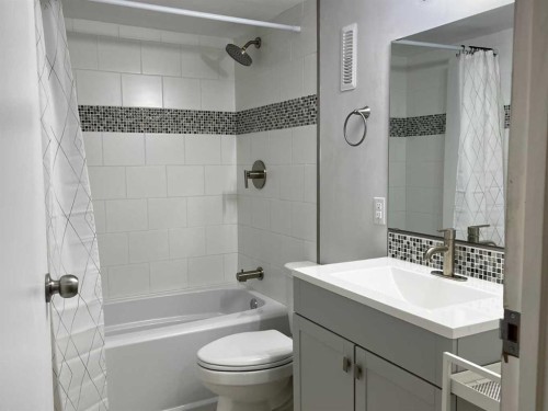 27 Bedford Road Ne, Calgary, AB - Indoor Photo Showing Bathroom