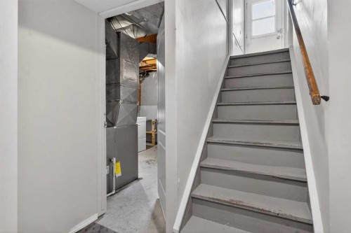 27 Bedford Road Ne, Calgary, AB - Indoor Photo Showing Other Room