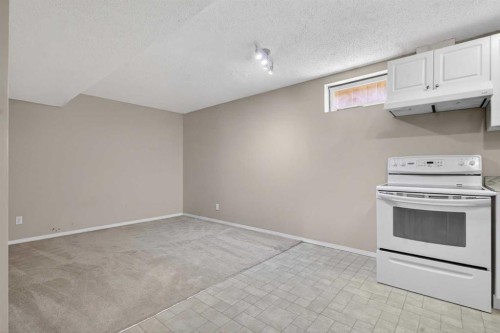 27 Bedford Road Ne, Calgary, AB - Indoor Photo Showing Other Room